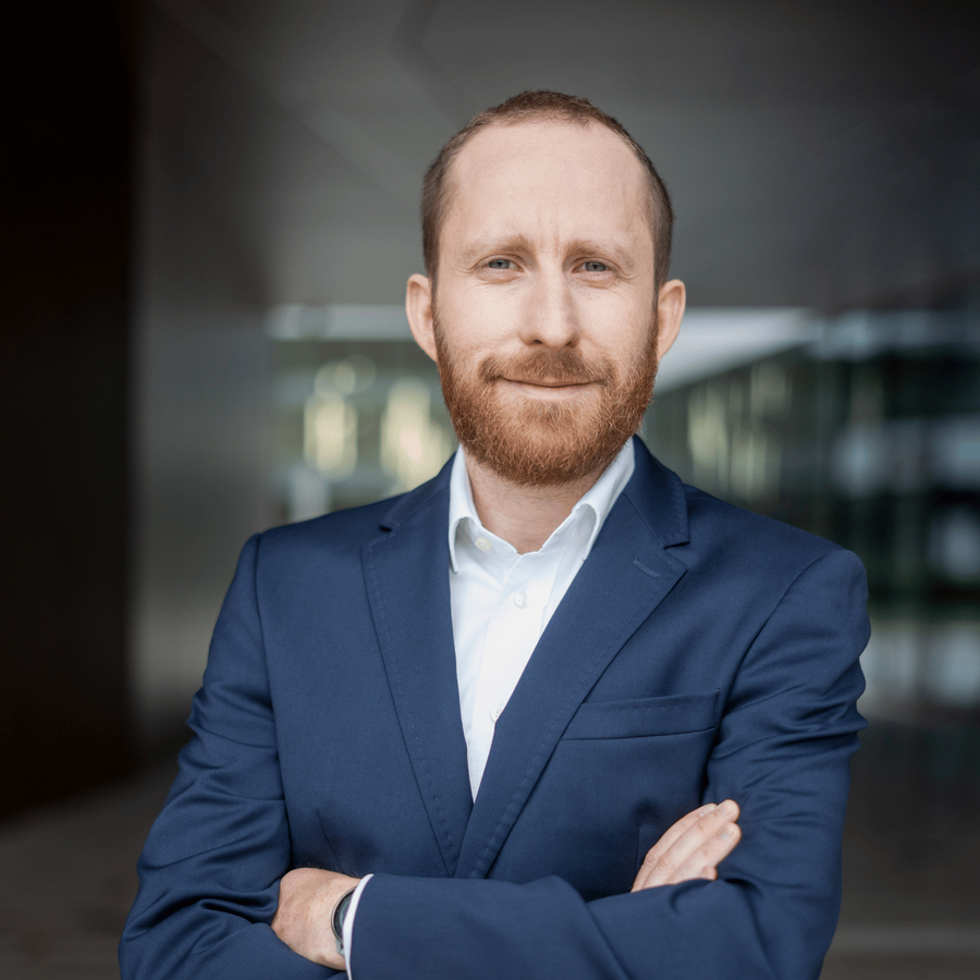 smilende mann med armene i kors